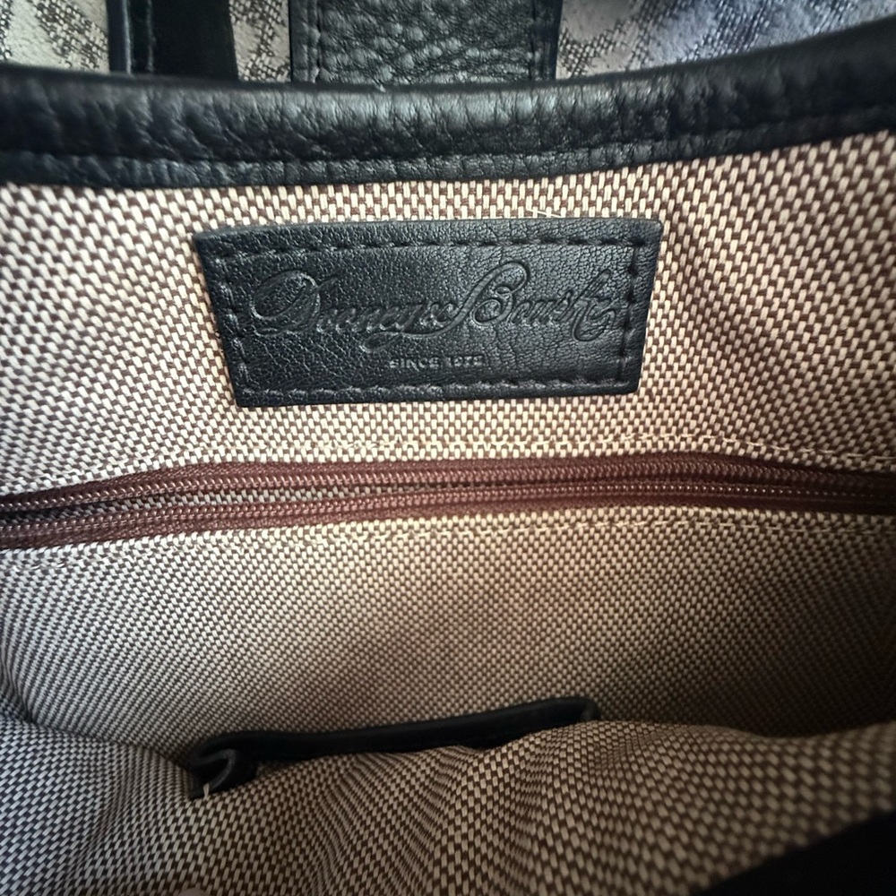 Authentic Dooney & Bourke Logo Lock Shoulder Bag in classic black leather - Picture 6 of 8